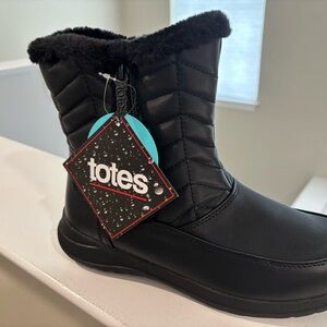 New in box- Womens - Size 8 Black Boots